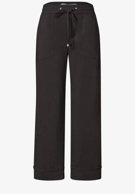 Straight Leg Hose im Casual Fit mit Turn-Up black coffee Schwarze, weite Hose mit Tunnelzugbund und aufgesetzten Taschen.