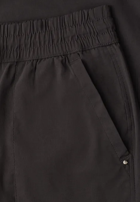 Straight Leg Hose im Casual Fit mit Turn-Up black coffee Schwarze Hose mit elastischem Bund, seitlicher Tasche und feinen Steppnähten.