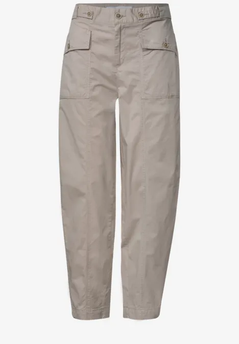 High Waist Barrel Leg Hose im Casual Fit clay sand Beige Cargo-Hose mit weitem Schnitt, aufgesetzten Taschen und elastischen Beinabschlüssen.