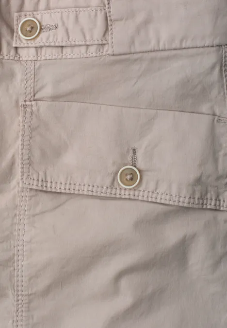 High Waist Barrel Leg Hose im Casual Fit clay sand Nahaufnahme einer hellbeigen Stofftasche mit Knopfverschluss und sichtbaren Nähten.