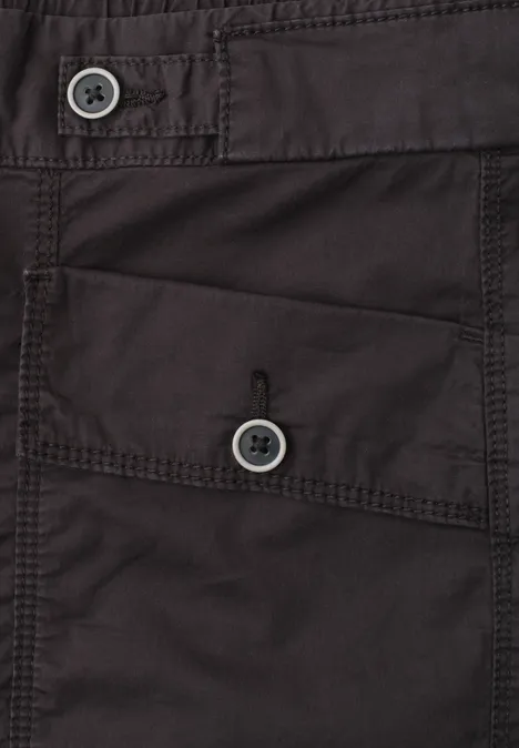 High Waist Barrel Leg Hose im Casual Fit black coffee Detailaufnahme eines dunklen Kleidungsstücks mit zwei Knöpfen und einer aufgesetzten Tasche.