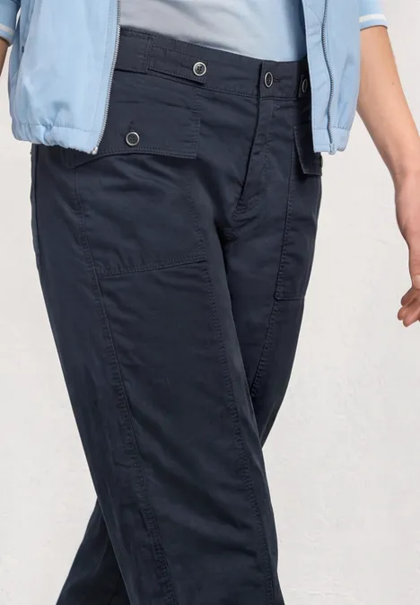 High Waist Barrel Leg Hose im Casual Fit darkest blue Nahaufnahme von dunkelblauen Cargo-Hosen mit aufgesetzten Taschen und hellblauem Oberteil.