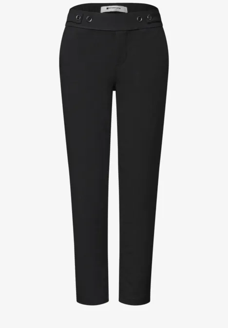 Zwarte, getailleerde damesbroek met hoge taille en decoratieve knoopsluitingen.