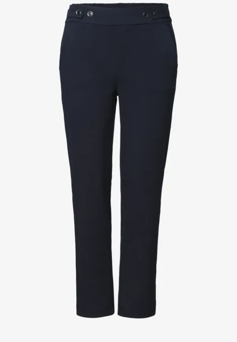 Dunkelblaue, gerade geschnittene Damenhose mit seitlichen Eingrifftaschen und Knopfdetails am Bund.