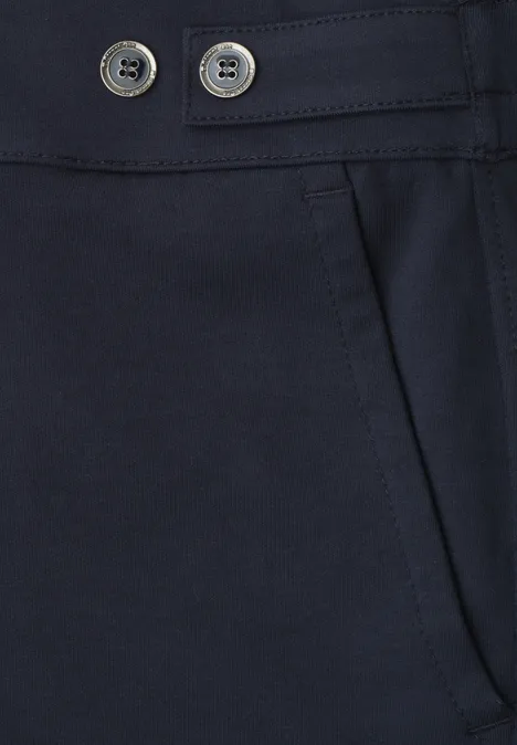 Detailansicht einer dunkelblauen Hose mit Knöpfen, Gürtelschlaufen und seitlicher Tasche.