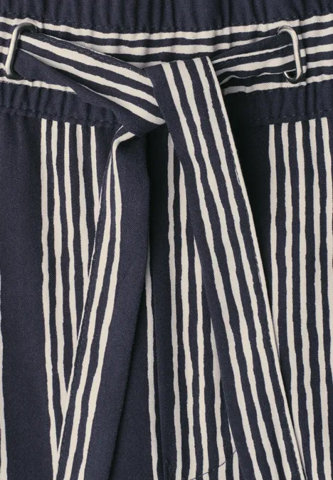Mid Waist Wide Leg Hose mit Streifen darkest blue Dunkelblaue Hose mit weißen Längsstreifen und passendem Stoffgürtel.