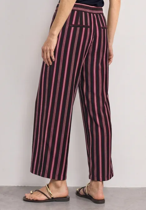 Mid Waist Wide Leg Hose mit Streifen dark clouded blush Damenhose, weite Beine, schwarz-rot gestreift, hohe Taille, knöchellang, mit Sandalen kombiniert.
