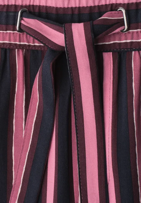 Mid Waist Wide Leg Hose mit Streifen dark clouded blush Gestreifter Taillengürtel in Pink und Dunkelblau an einem Kleidungsstück.