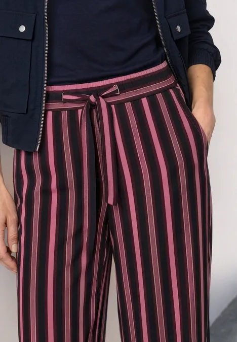Mid Waist Wide Leg Hose mit Streifen dark clouded blush Gestreifte Hose mit schwarzen und pinken Längsstreifen und Stoffgürtel.