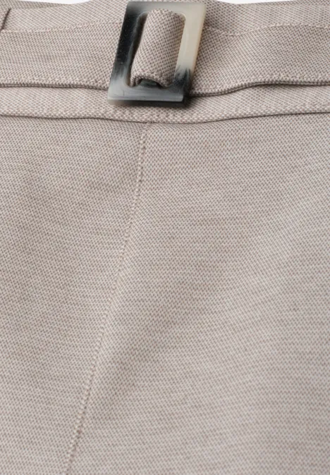 Beige canvasstof, centrale naad en stoffen lus met rechthoekige metalen gesp