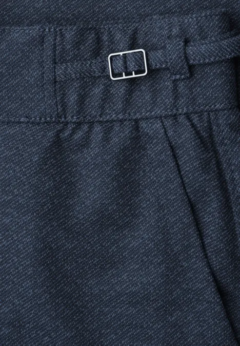 High Waist Jerseybroek met casual pasvorm darkest blue Close-up van marineblauw stof met een klein metalen gespje en plooien.
