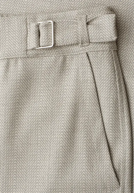 Broek met High Waist en rechte pijpen in casual pasvorm dark creamed sand Close-up van een beige visgraatbroek met zijspanband, verstelbare gesp en steekzak