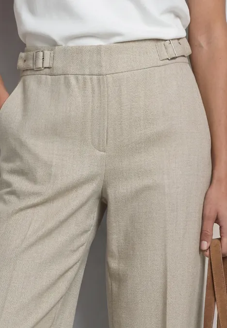 Broek met High Waist en rechte pijpen in casual pasvorm dark creamed sand Beige geplooide broek met gespsluiting, gecombineerd met een wit shirt en handtas