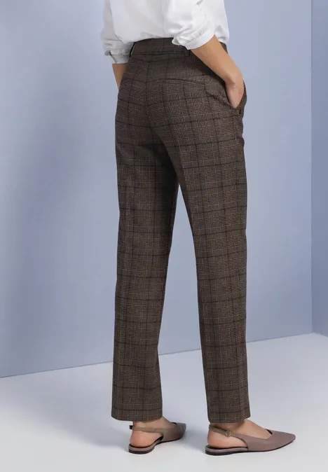 High Waist Straigt Leg Hose im Casual Fit darkest brown Rückansicht: Person in karierter Hose, weißem Oberteil und beigen Slippern.