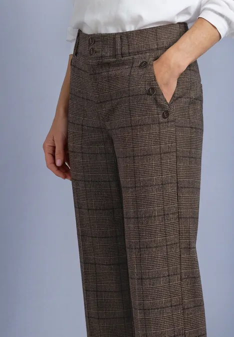 High Waist Straigt Leg Hose im Casual Fit darkest brown Braune karierte Damenhose mit hohem Bund, Gürtel und seitlichen Eingrifftaschen, Hand in der Tasche.