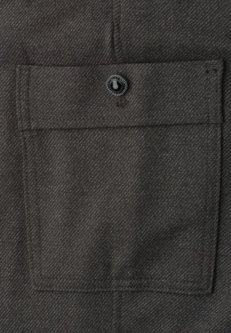 Pantalon Straight Leg avec poches cargo black coffee Nahaufnahme einer aufgesetzten Tasche aus dunkelgrauem Stoff mit Knopf und gerader Klappe