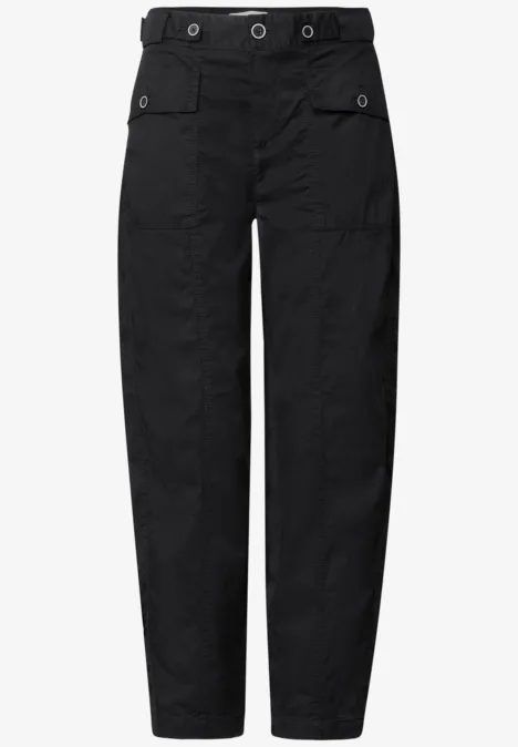 Pantalon cargo noir droit avec poches multiples et passants pour ceinture.
