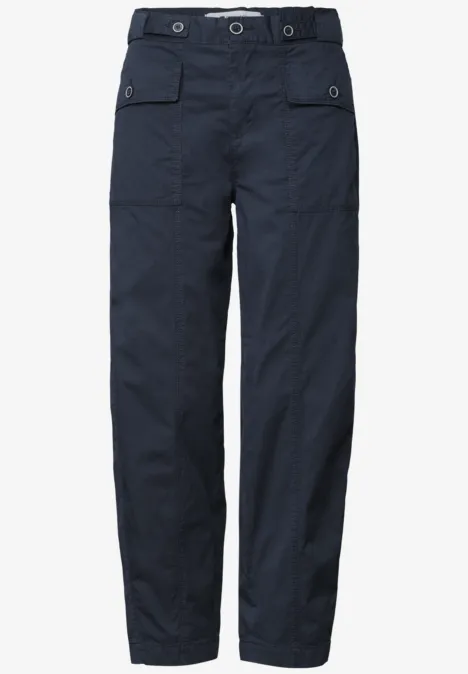 Dunkelblaue gerade geschnittene Hose mit seitlichen Klappentaschen und Gürtelösen.