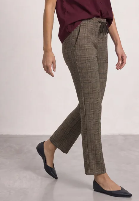 Mid Waist Slim Leg Hose im Loose Fit saddle brown Schlanke braune karierte Hose kombiniert mit schwarzen spitzen Ballerinas.