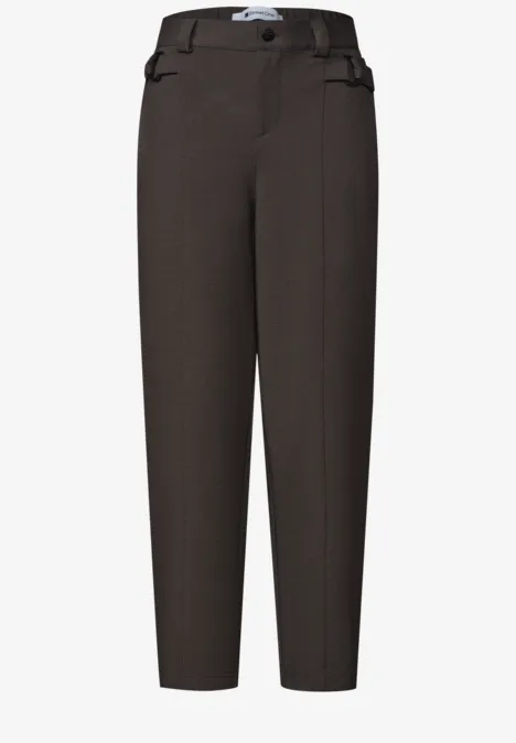 Hoch taillierte, braune Stoffhose mit Bügelfalten, seitlichen Eingrifftaschen und verengtem Beinabschluss.