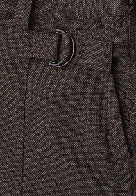 Nahaufnahme einer dunkelbraunen Hose mit D-Ring-Gürtel und seitlicher Tasche