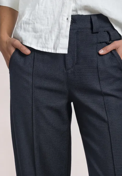 High Waist Barrel Leg Hose im Casual Fit darkest blue Person trägt weiße Bluse und dunkelblaue Anzughose mit Bundfalten
