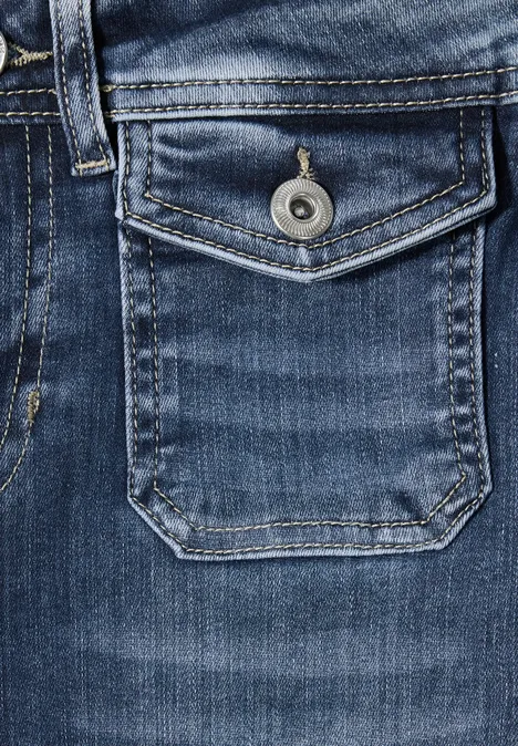 Detailansicht einer Jeans mit Klappentasche und Metallknopf.
