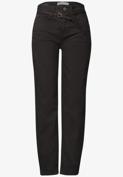 Schwarze Damenhose aus Denim mit schmalem Schnitt und Taillengürtel.