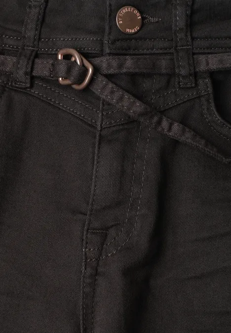 Schwarze Jeans mit hohem Bund, auffälliger Metallschnalle und schmalem Ziergürtel