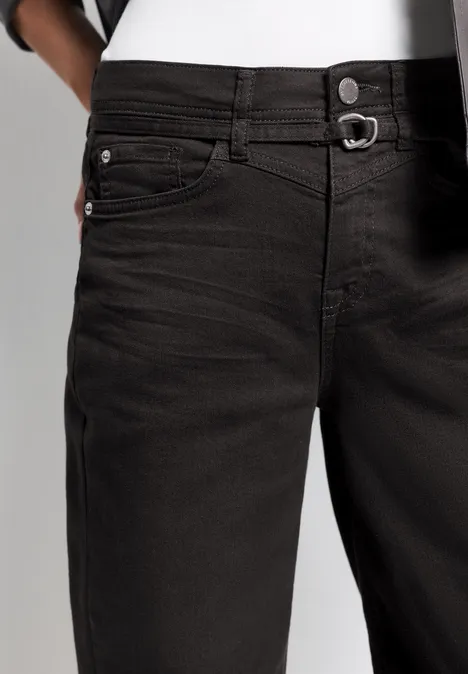 Schwarz gefärbte Jeanshose mit Gürtelschlaufen, Rundringen am Bund und typischen Taschenansätzen.