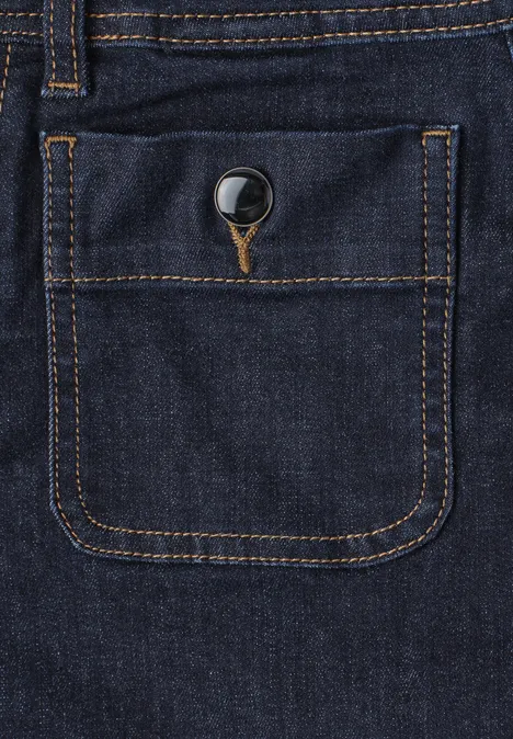 Mid Waist Straight Leg Jeans im Casual Fit Rinse Washed Nahaufnahme einer dunkelblauen Jeans mit orangefarbener Naht und Knopf an einer aufgesetzten Tasche.
