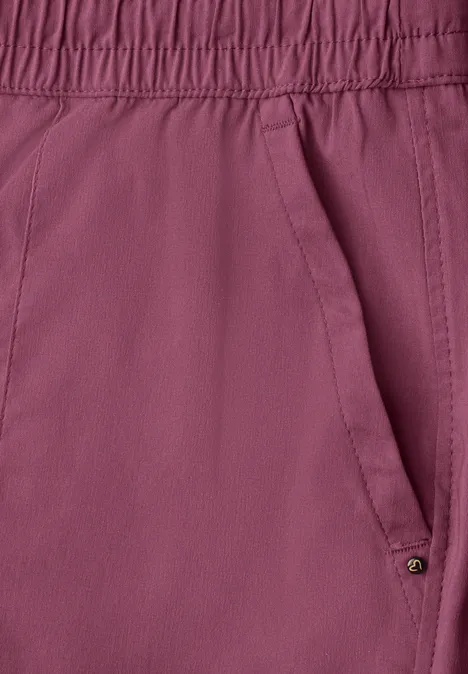 Straight Leg Hose im Casual Fit mit Turn-Up dark clouded blush Nahaufnahme einer himbeerfarbenen Hose mit elastischem Bund und schräger Seitentasche.