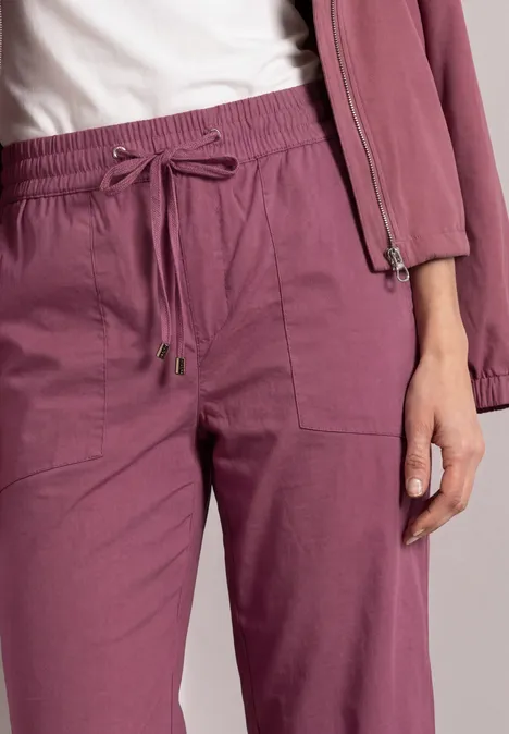 Straight Leg Hose im Casual Fit mit Turn-Up dark clouded blush Nahaufnahme von pinken, locker sitzenden Jogginghosen mit Kordelzug und aufgesetzten Taschen.