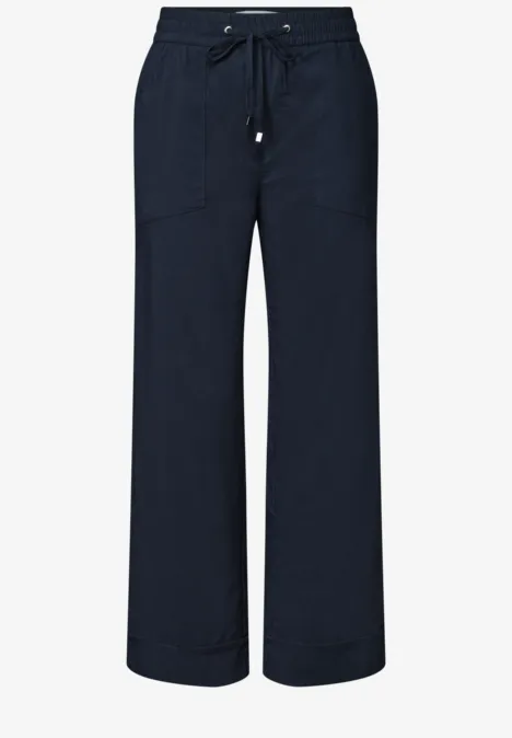 Donkerblauwe, wijde broek met elastische taille, aantrekkoord en opgestikte zakken.