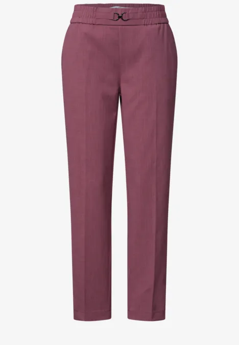 Pantalon ajusté taille haute bordeaux à coupe droite.