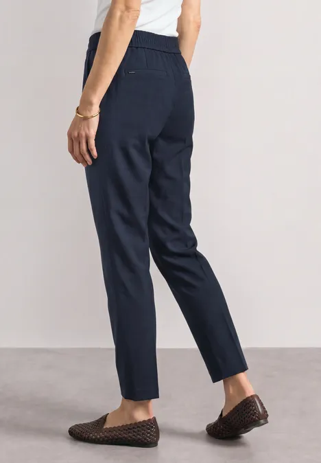 Slim Leg Hose mit Schnallendetail darkest blue Person trägt dunkelblaue, gerade geschnittene Hose mit elastischem Bund und geflochtenen Loafers.