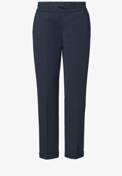Slim Leg Hose mit Schnallendetail darkest blue Dunkelblaue, schmale Hose mit geradem Bein, Bundfalten und Knopf- sowie Reißverschluss.