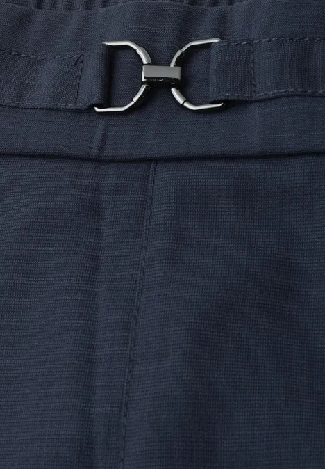Slim Leg Hose mit Schnallendetail darkest blue Detailaufnahme eines dunkelblauen Stoffes mit silbernem Schnallenverschluss
