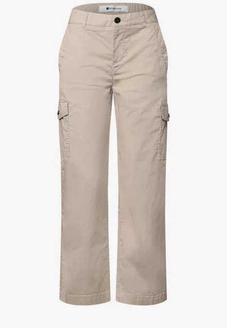 Pantalon cargo beige clair, coupe droite, poches latérales à rabat.
