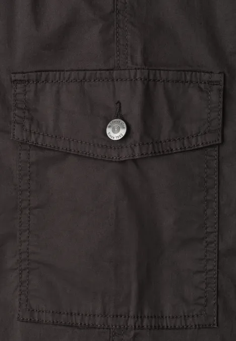 Zwarte stoffen zak met hoekig klepje, zichtbare stiksels en zilverkleurige drukknop.