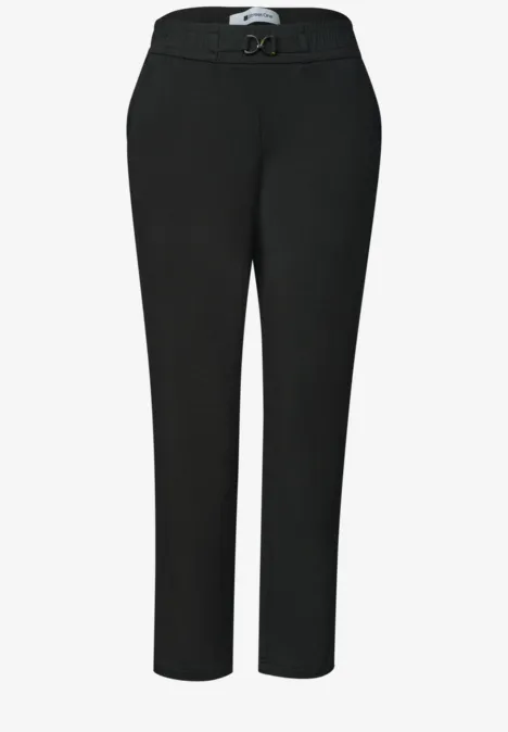 Slim Leg Hose mit Schnallendetail Black Schwarze, taillierte Hose mit Gürtelbund und leicht schmal zulaufendem Bein.