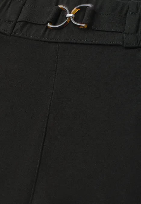 Slim Leg Hose mit Schnallendetail Black Schwarze Hose mit elastischem Bund und dekorativem Gürtel mit goldenen Ringen.