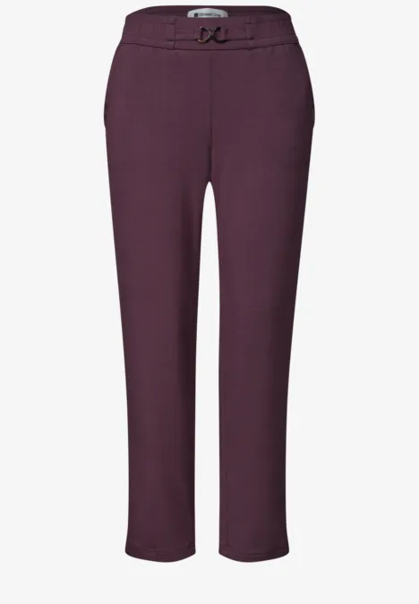 Slim Leg Hose mit Schnallendetail rustic rouge Bordeauxrote Hose mit Bügelfalte, schmalem Gürtel und geradem Schnitt, knöchellang.