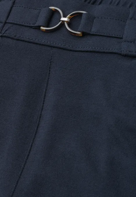 Pantalon Slim Leg à détails boucles darkest blue Dunkelblaue Hose aus Stoff mit hohem Bund, verziert durch einen schmalen Gürtel und goldfarbene Doppelschnalle.