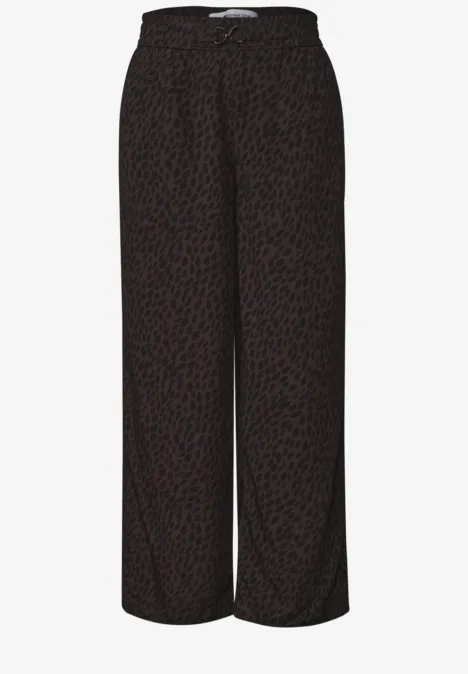 Schwarze, lockere Hose mit feinem, braunen Muster.