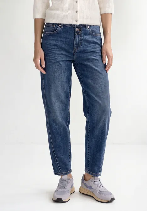 High Waist Barrel Leg Jeans im Loose Fit Mid Blue Random Washed Lässige, hochsitzende Blue-Jeans mit umgeschlagenem Saum und grauen Sneakern.