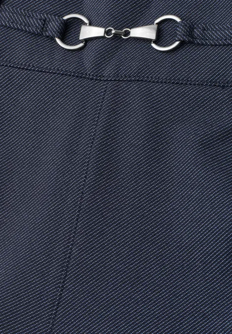 Straight Leg Hose mit Schnallendetail darkest blue Dunkelblauer Stoff mit feiner Struktur, verziert durch ein silbernes Steigbügel-Hardwareelement.