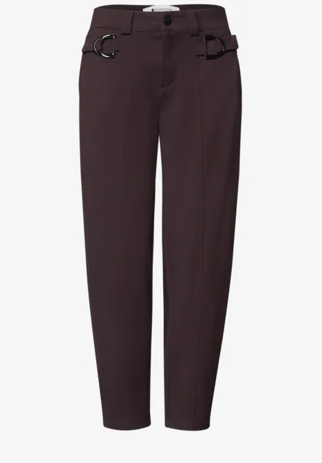 Schlanke, kastanienbraune Hose mit Gürtel, seitlichen Taschen und Reißverschluss – lässig und modern.