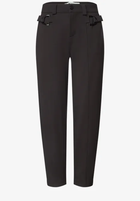 Schwarze, taillierte Damenhose mit schmalem Bein und Gürtel.