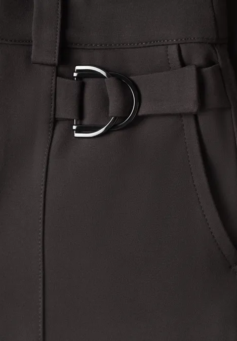 Schwarze Hose mit D-Ring-Metallschnalle an der Taille.